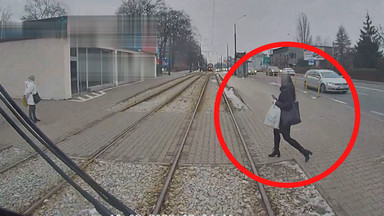 Weszła pod tramwaj, bo zapatrzyła się na komórkę. Cudem uniknęła śmierci [WIDEO]