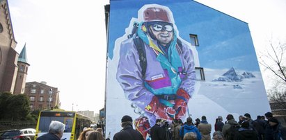 Mural z Kukuczką ozdobił kamienicę w Katowicach