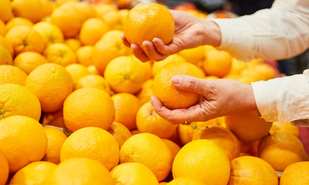 Dlaczego owoce są sprzedawane w kolorowych siatkach? To wabik na klientów