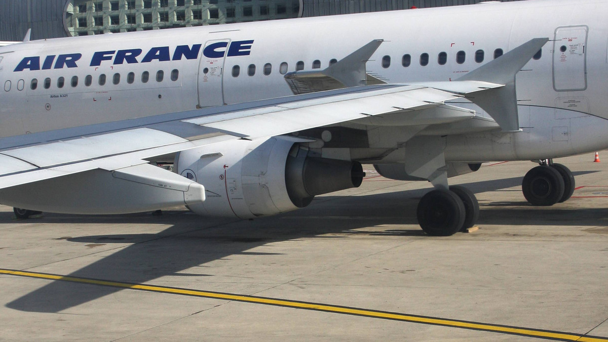 Na lotniskach we Francji doszło do perturbacji związanych z anulowaniem 20 proc. lotów z powodu strajku hostess i stewardów. Strajk ma potrwać pięć dni. Łącznie odwołano 200 na 1000 przewidzianych na ten dzień lotów. - To koszmar - skarżą się pasażerowie".