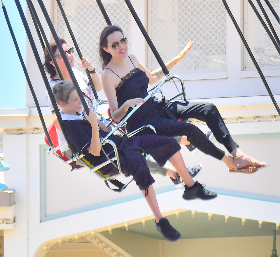 Angelina Jolie z dziećmi w Disneylandzie