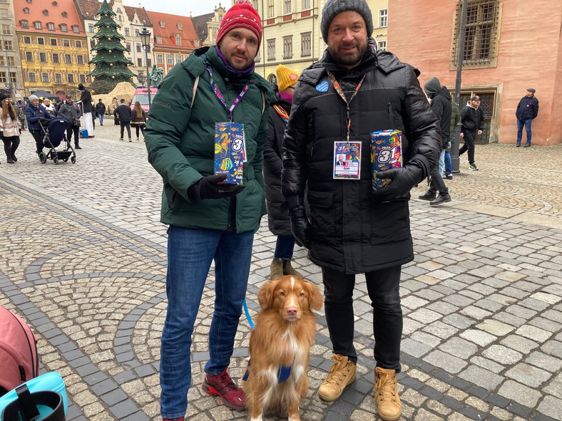 Zdjęcie z prezydentem Wrocławia Jackiem Sutrykiem i dzielnym psem Heniem