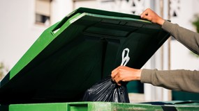 Opłaty za odpady po nowemu. Śmieci znów będą lądować w lasach i piecach