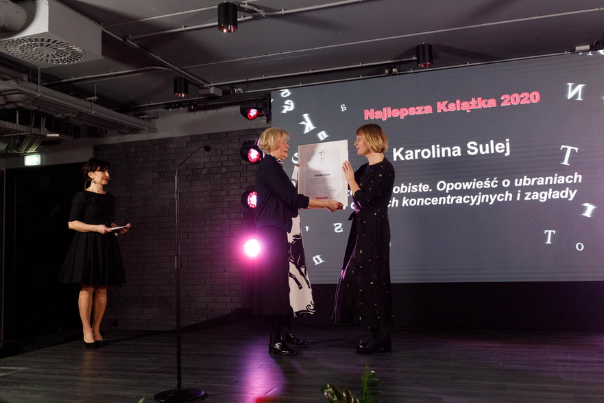 Karolina Sulej odbiera od Krystyny Kofty nagrodę za najlepszą książkę roku 2020