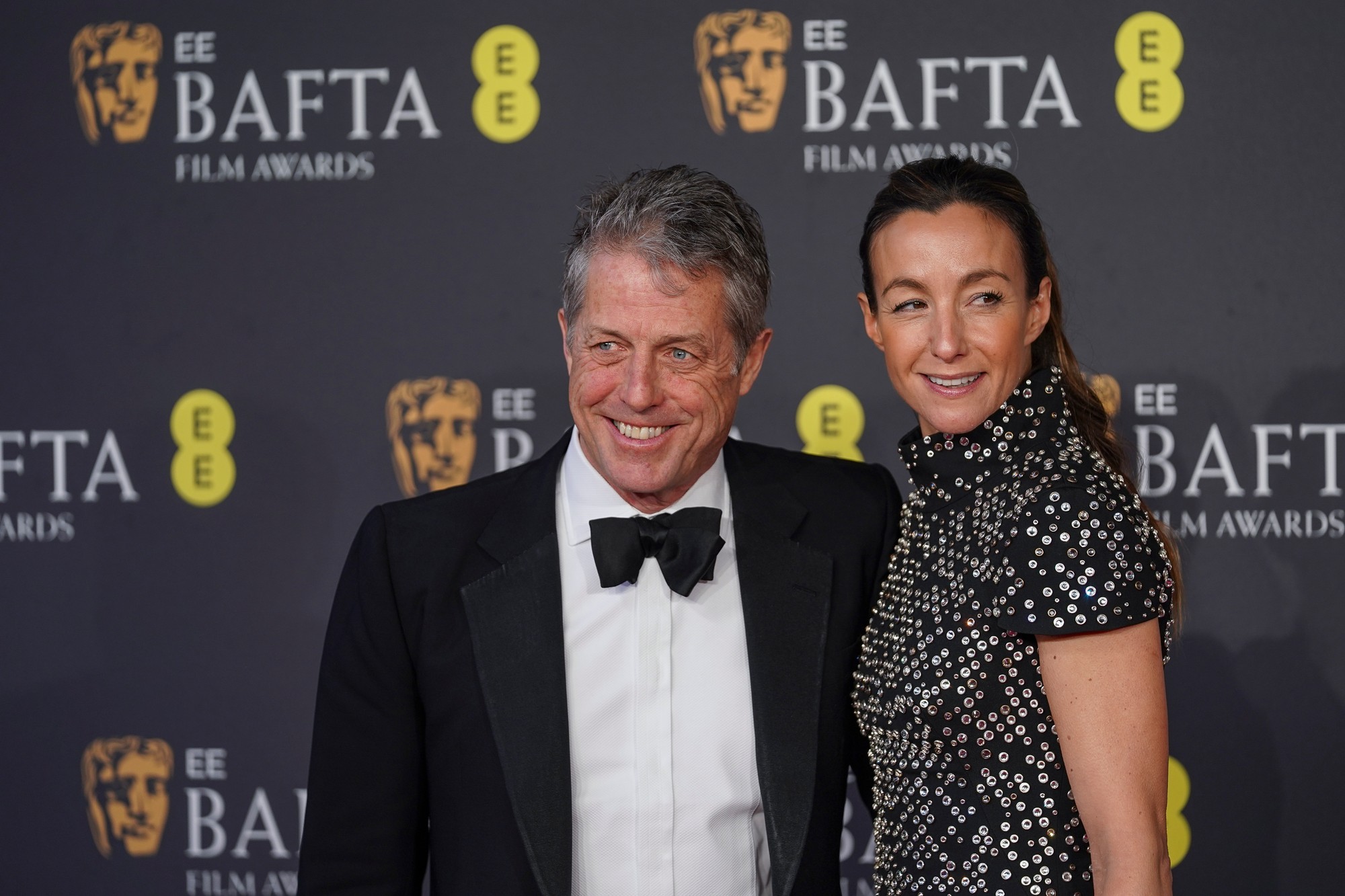 Udeľovanie Filmových cien Bafta: Hugh Grant a Anna Elisabet Eberstein.