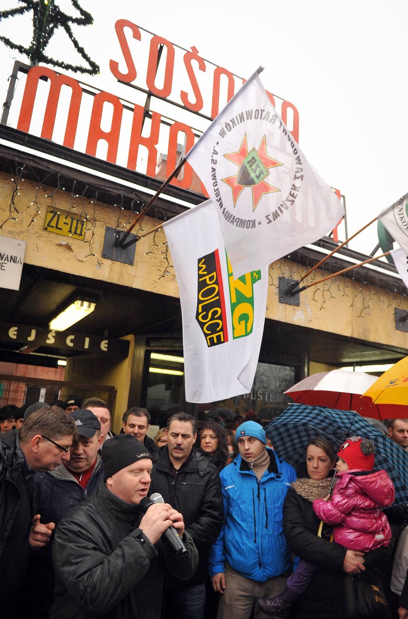 Zabrze. Pikieta rodzin górnicyzch przed kopalnią Sośnica-Makoszowy 