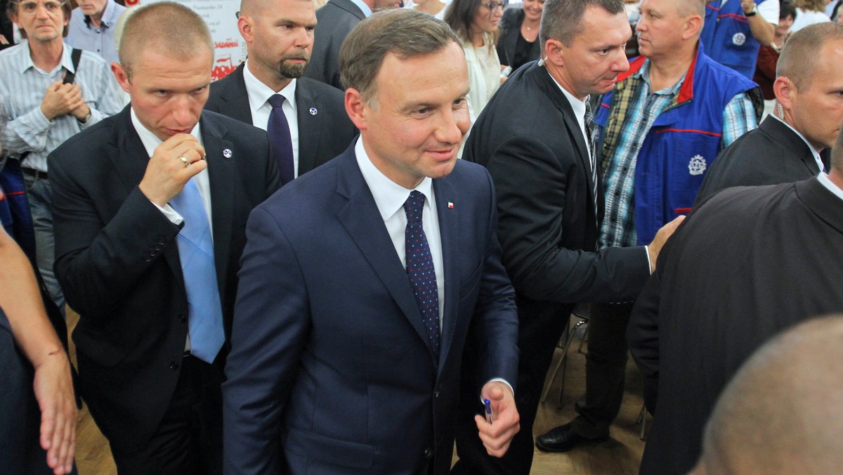 Prezydent Andrzej Duda uczestniczy dzisiaj w Gdańsku w obchodach 35. rocznicy podpisania Porozumień Sierpniowych. Po rocznicowej mszy w kościele św. Brygidy Duda złożył kwiaty pod bramą Stoczni Gdańskiej, zwiedzał wystawę Europejskiego Centrum Solidarności oraz brał udział w spotkaniu w Sali BHP Stoczni Gdańskiej.