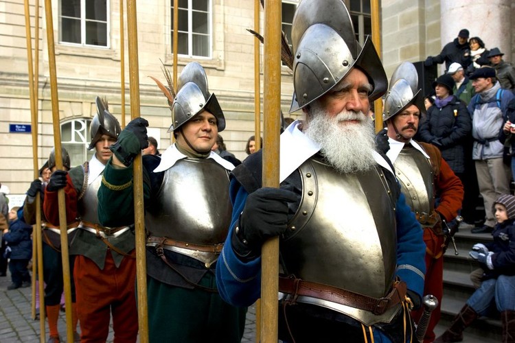 Co roku 11 grudnia odbywa się w Genewie Festiwal Escalade, na pamiątkę obrony miasta przed Sabaudczykami w 1602 roku. Według legendy odważna mieszkanka miasta wylała gorącą zupę na głowę jednego z najeźdźców. W czasie Festiwalu odbywają się parady w strojach z epoki i przygotowuje się na tę okazję czekoladowy kociołek z marcepanem.