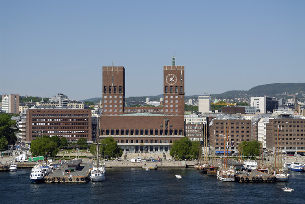 Oslo, stolica Norwegii. Na pierwszym planie ratusz, w którym corocznie przyznaje się pokojową nagrodę Nobla.