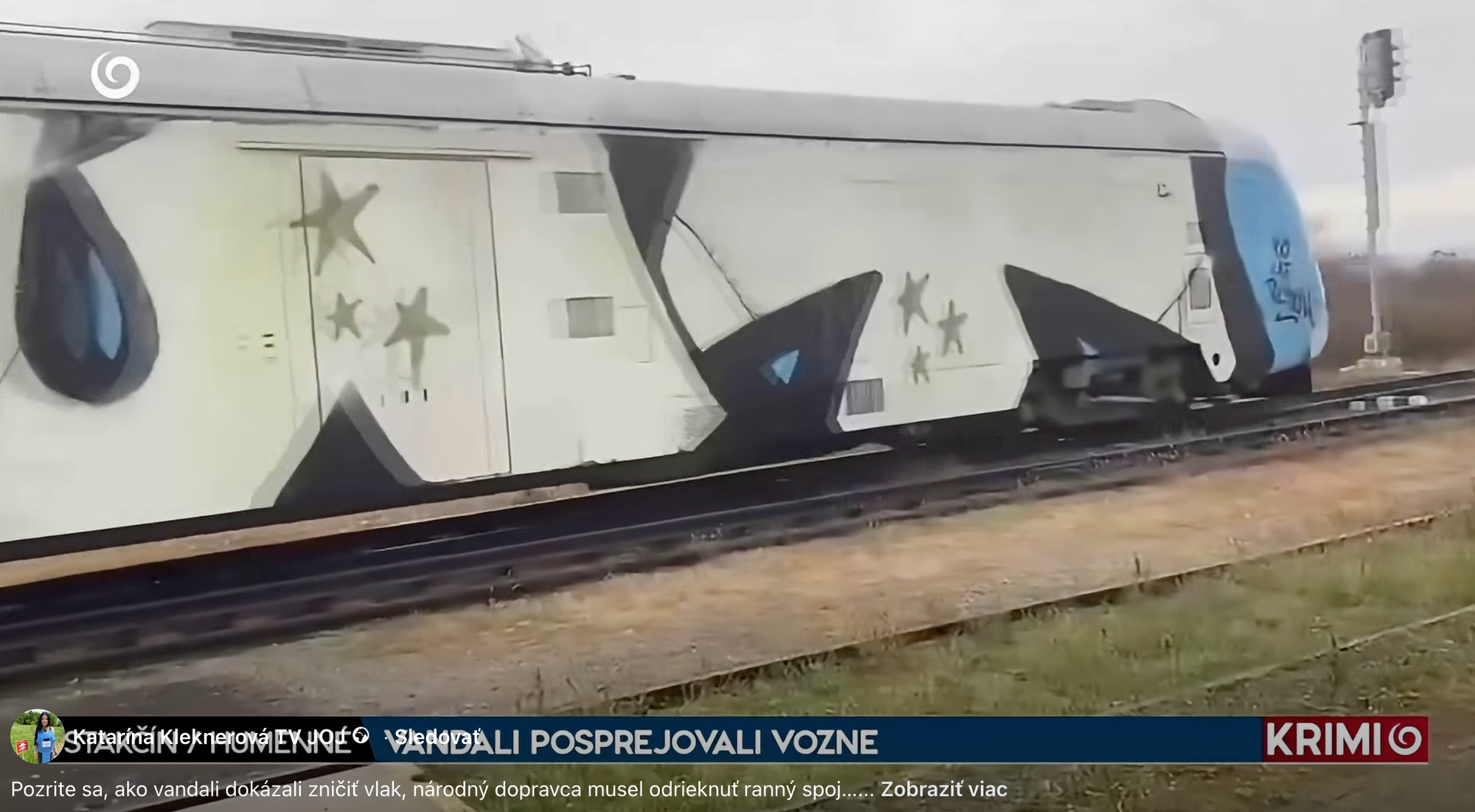 Vandali posprejovali vlakovú súpravu na stanici v Stakčíne.