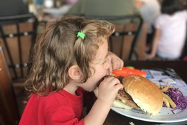 "Ja sam KARDIOLOG, imam 3 ĆERKE i ovu HRANU nikada NE BIH DAO SVOJOJ DECI", izdvojio 5 ŠTETNIH NAMIRNICA i zamenio ih zdravim alternativama