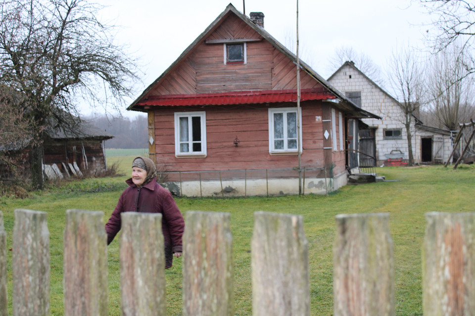 Mieszkanka wsi Minkowce przed swoim domem w strefie zamkniętej, woj. podlaskie, 16.12.2021.