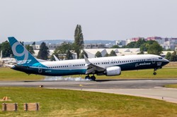 Władze kontrolują awaryjne drzwi w samolotach Boeing 737-900ER. Wszystko przez wypadek
