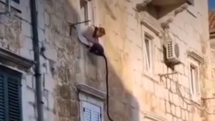 Vynaliezavú ženu na Dalmácii si museli natočiť.