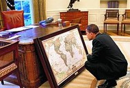 39_Dossier Obama ogląda mapę