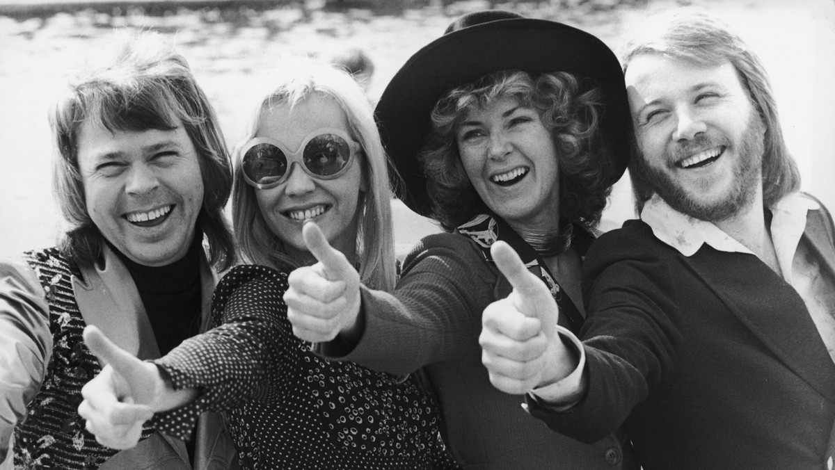 Legendarny szwedzki zespół ABBA powraca po 35 latach przerwy. Grupa nagrała już dwie nowe piosenki. - Cała nasza czwórka poczuła, że fajnie byłoby znów się spotkać i wrócić do studia - ogłosili.