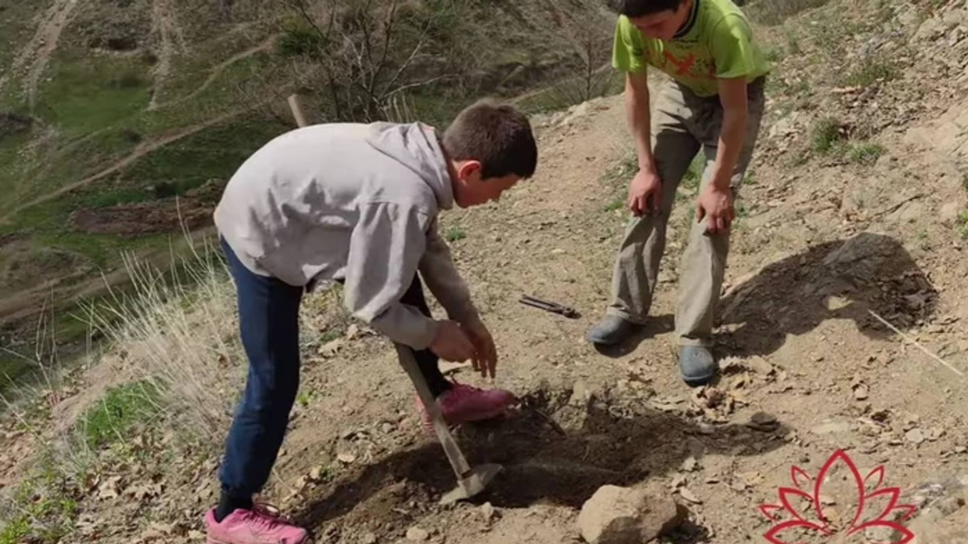 Danijel i Jovica su deca sa Kosova koja su ostala bez oca - sami kopaju kanale da bi mogli da se okupaju, a imaju jednu skromnu želju