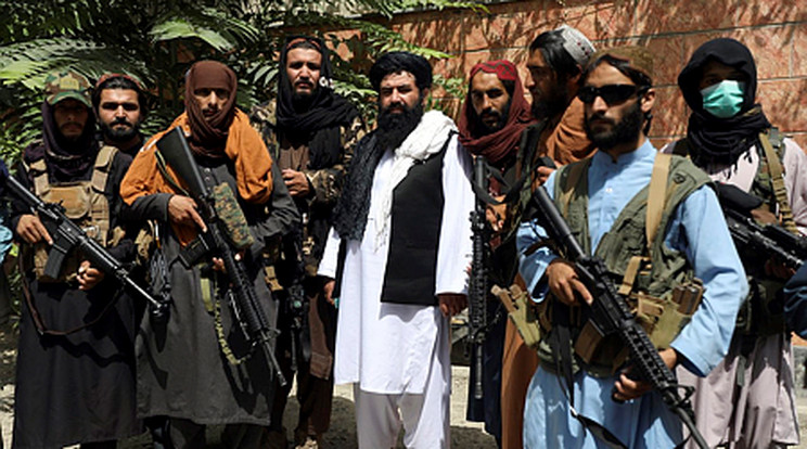 Tálib fegyvereseket fényképeznek Kabulban 2021. augusztus 18-án. Három nappal korábban a szélsőséges iszlamista tálibok uralma alá került Afganisztán, miután a lázadók harc nélkül behatoltak az afgán fővárosba és elfoglalták az afgán kormányerők által elhagyott kormányzati intézményeket /Fotó: MTI/AP/Rahmat Gul