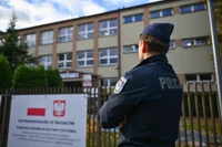 Ataki w kolejnych polskich szkołach. Pezda: uczniowie bywają najpierw zachęcani, później — szantażowani