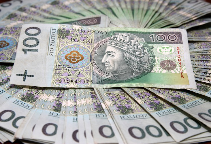 <b>Dodatek dla sieroty zupełnej</b>
<br>
<br>
Dodatek dla sieroty zupełnej przysługuje osobie, której oboje rodzice naturalni nie żyją lub gdy matka nie żyje, a ojciec naturalny nie jest znany. Ma do niego prawo wyłącznie osoba uprawniona do renty rodzinnej lub jej części i faktycznie pobierającej to świadczenie.
<br>
<br>
Przysługuje on niezależnie od wieku osoby ubiegającej się dodatek, ale ZUS nie przyznaje go z urzędu - trzeba złożyć  specjalny wniosek. 
<br>
<br>
Dodatek może otrzymać również sierota zupełna przebywająca w rodzinie zastępczej, ZUS nie przyzna go natomiast w przypadku przysposobienia dziecka, bowiem przestaje być ono wtedy z formalnego punktu widzenia sierotą zupełną.
<br>
<br>
Od 1 marca 2014 r. do 28 lutego 2015 r. dodatek dla sieroty zupełnej wynosi 388,62 zł.