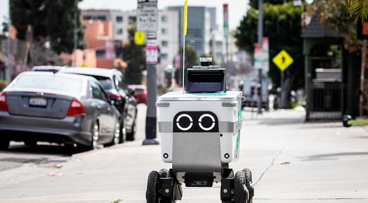 Egy Los Angeles utcáin krúzolgató futár robot