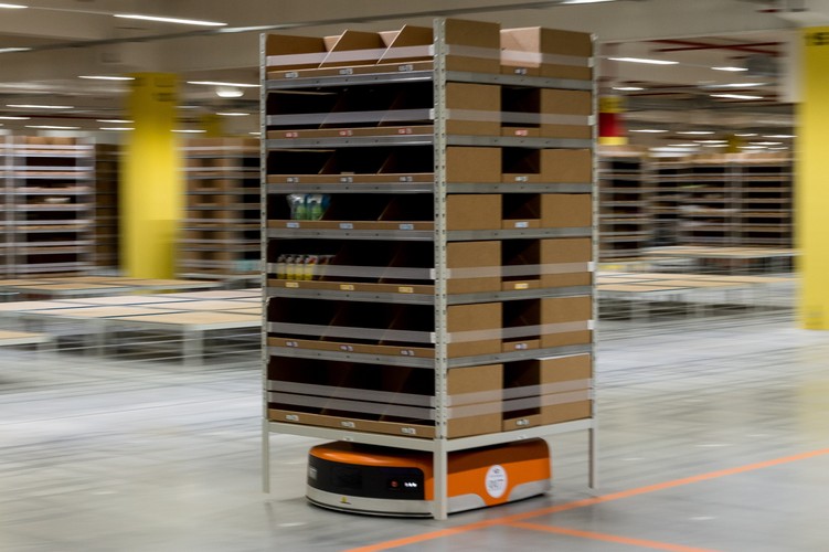 Stawka godzinowa pracowników podstawowego poziomu wynosi teraz 14 zł, a liderów zespołów – 18 zł. Do tej pory zatrudnieni przez Amazona w podpoznańskich Sadach dostawali 13 zł brutto za godzinę, a w Bielanach Wrocławskich – 12,5 zł brutto.<br><br><br> fot. (mk/cat) PAP/Maciej Kulczyński