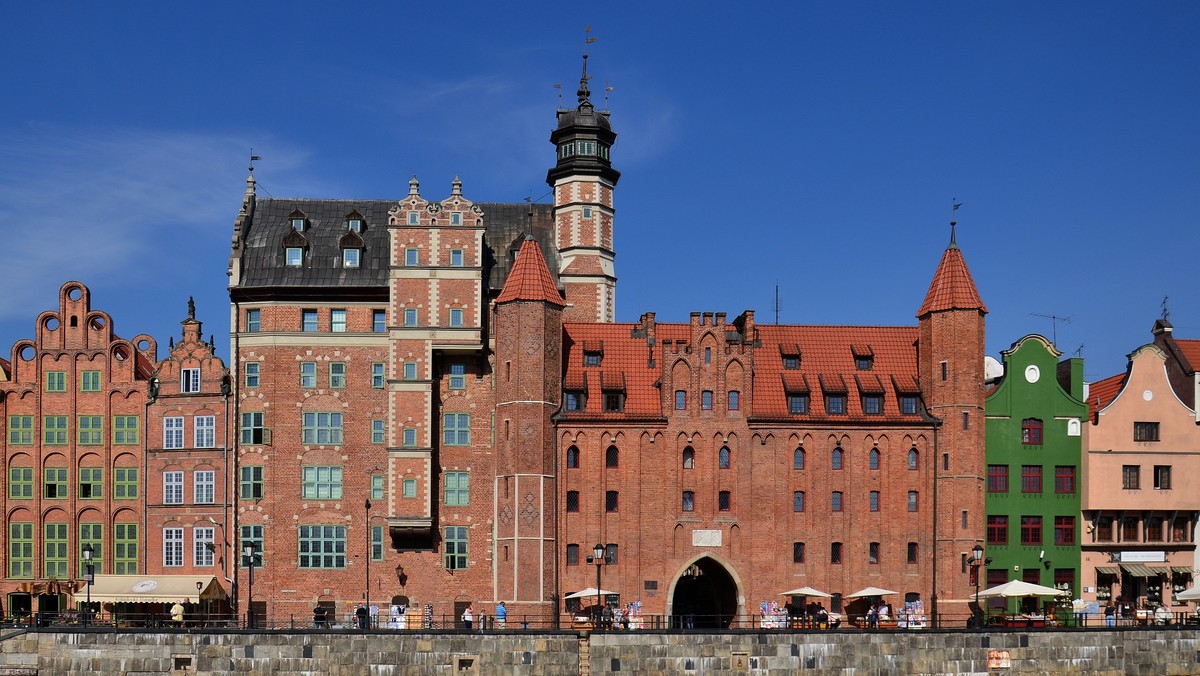 Muzeum Archeologiczne w Gdańsku planuje przygotować nową wystawę główną. Teraźniejsza ma 30 lat. Nowa, urządzona z pomocą multimediów i w sposób przyjazny młodym zwiedzającym, zaprezentuje dzieje Pomorza od epoki lodowcowej po XIV wiek. Koszt projektu to 15 mln zł.