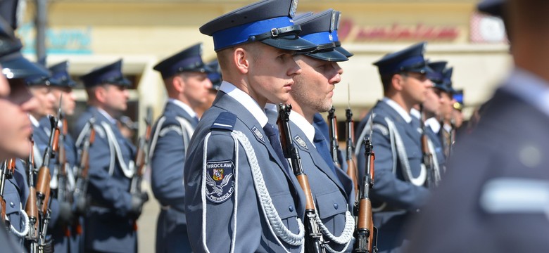 Mundury policjantów już nie będą szare. MSWiA chce wprowadzić zmiany