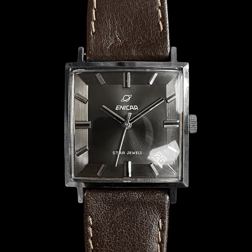 Sportliche «Carré»-Vintage-Uhr mit braunem Lederband von Enicar für 1120 Franken, via Zrhbrg.