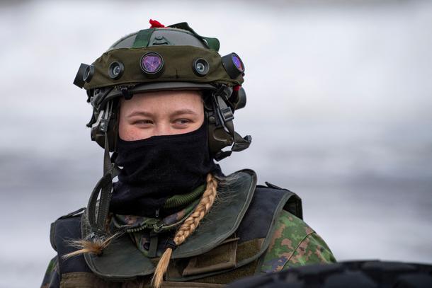 Fińska żołnierka na ćwiczeniach wojskowych Cold Response 22, Norwegia, 22 marca 2022 r.