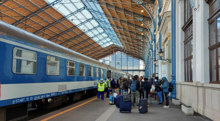 Rendszeresen érkeznek az ukrán határ felől a vonatok, amellyel a kimerült, napok óta utazó menekültek érkeznek