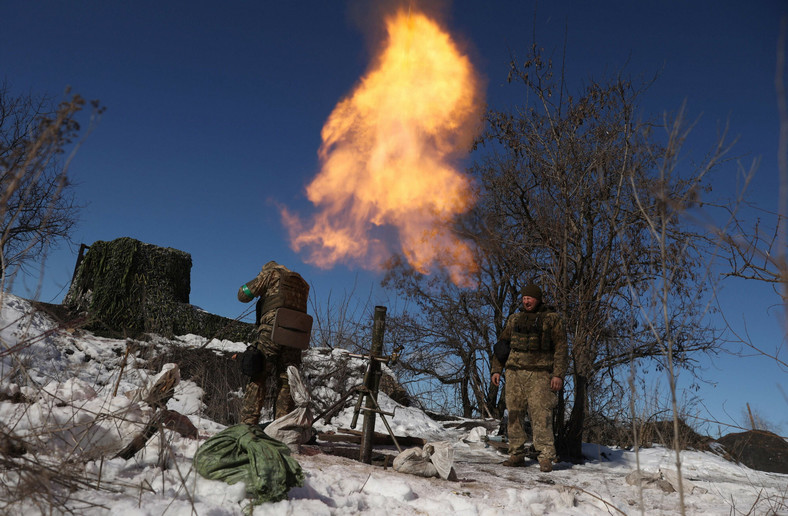 Ukraińscy żołnierze strzelający z moździerza w kierunku rosyjskich pozycji na linii frontu niedaleko Bachmutu, 20 lutego 2023 r.