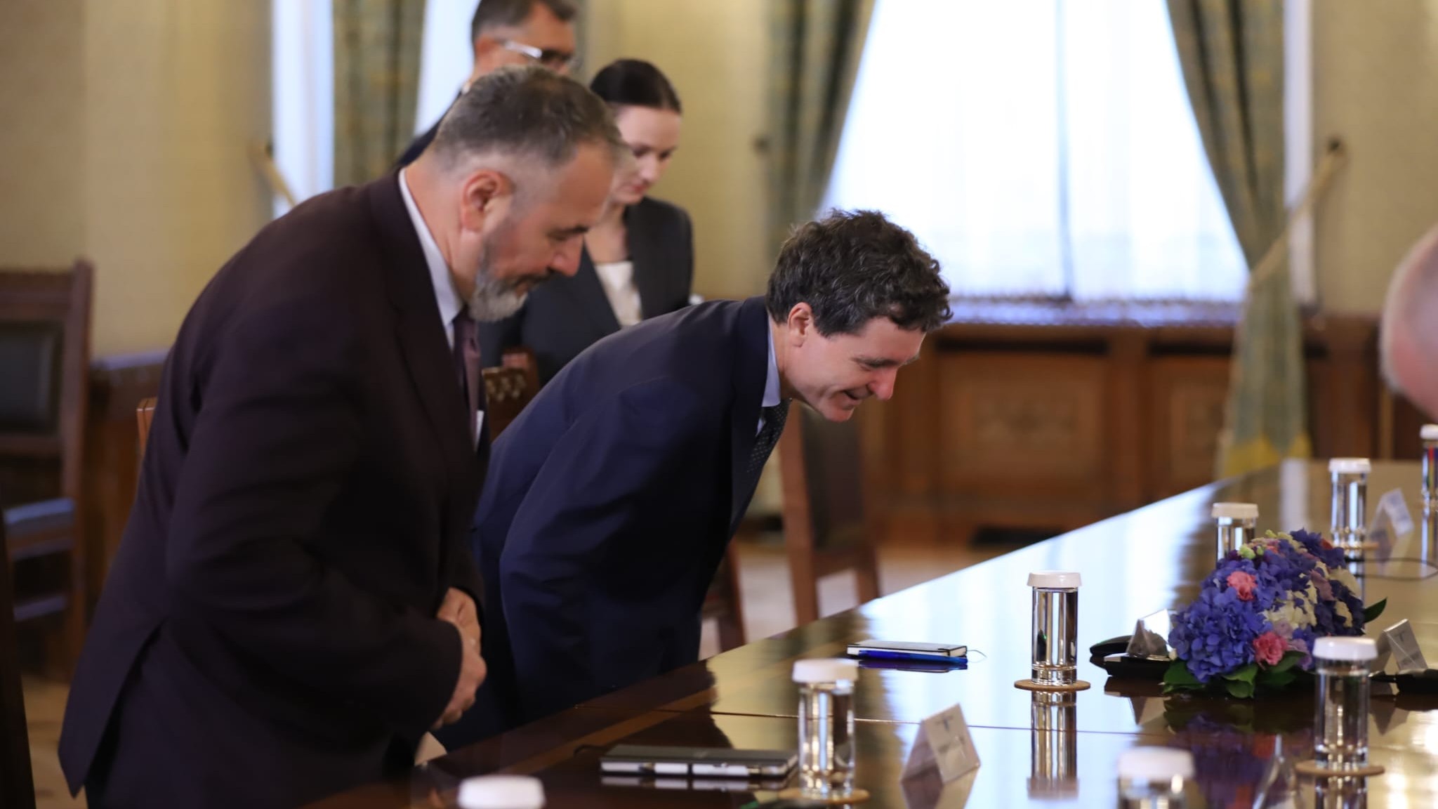 Când jumătate trag „hăis” și jumătate „cea”