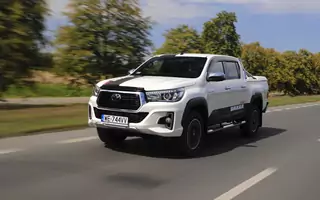 Toyota Hilux – niewygodna, ciasna, niepraktyczna, średnio się prowadzi. To dlaczego chcę ją mieć? 