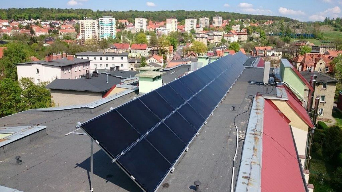 Dzięki panelom fotowoltaicznym zamontowanym na dachu jednego z budynków w Wałbrzychu mieszkańcy mają dostęp do bezpłatnej energii, która jest wykorzystywana m.in. do oświetlenia piwnic i korytarzy. Inwestycja została zrealizowana w ramach programu Prosument. O przyznanie środków na podobne inwestycje dolnośląskie spółdzielnie mieszkaniowe mogą się starać do końca października. Do podziału jest 25 mln zł.