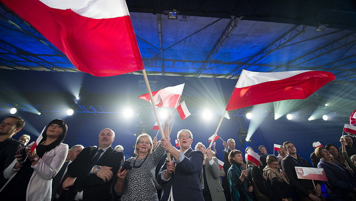 Wygrana PiS to nie rewolucja. Aby do niej rzeczywiście doszło, zwycięska partia musi najpierw odebrać władzę oligarchom, a następnie oddać ją społeczeństwu. Dopiero wtedy Polacy będą gospodarzami we własnym kraju.