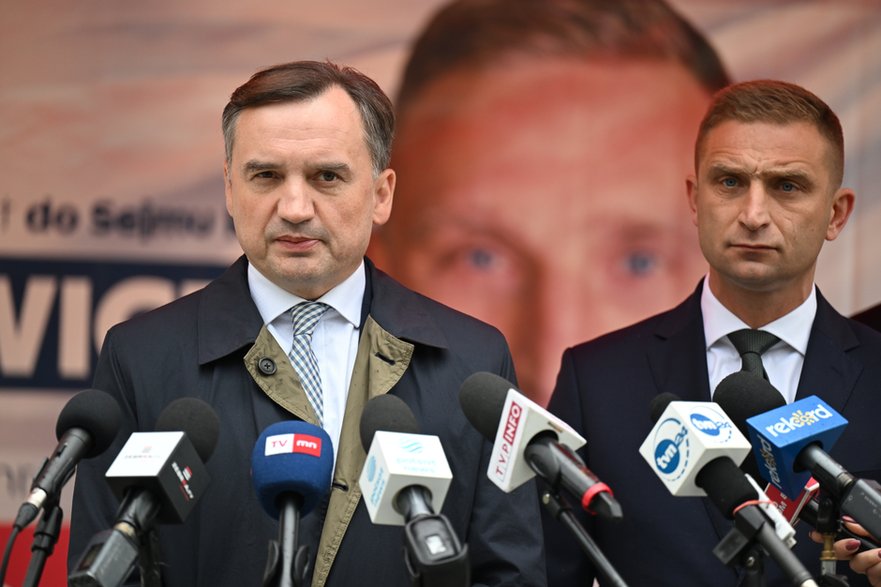 Kampania wyborcza do parlamentu 2023. Minister sprawiedliwości, prokurator generalny Zbigniew Ziobro (L) oraz kandydat z listy Prawa i Sprawiedliwości w wyborach do Sejmu Robert Bąkiewicz (P)