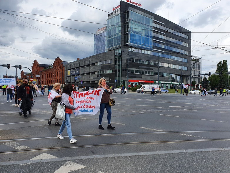 Protest pracowników MOPS-u na skrzyżowaniu marszałków w Łodzi