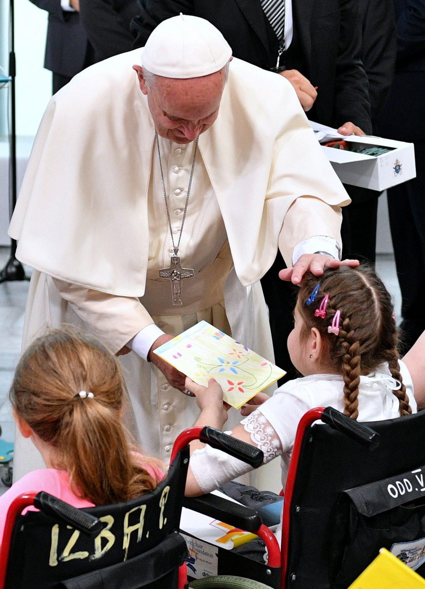 Dziewczynka wręcza obrazek papieżowi