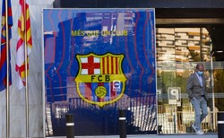 Setki kibiców Barcelony pod Camp Nou proszą Messiego, by został w klubie