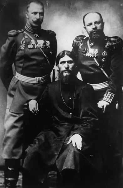 Rosyjski chłop i mistyk Grigorij Jefimowicz Rasputin (1869 - 1916), były chłop i samozwańczy święty człowiek, siedzący między dwoma wojskowymi w mundurach. /  Zdjęcie: General Photographic Agency Getty Images