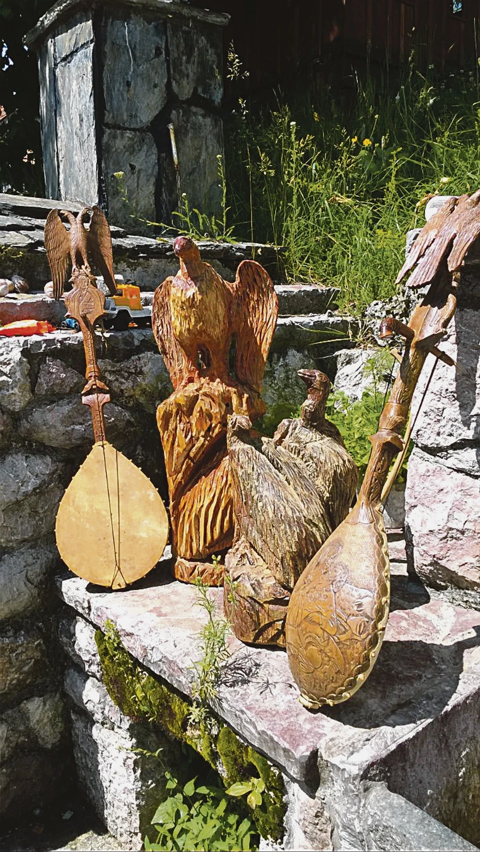 Gusle se prave od javorovog drveta. grane koja je četiri metra od tla i okrenuta prema jugu. Takva je najzvučnija. Drvo se četiri godine suši na dimu da ne bi ispucalo