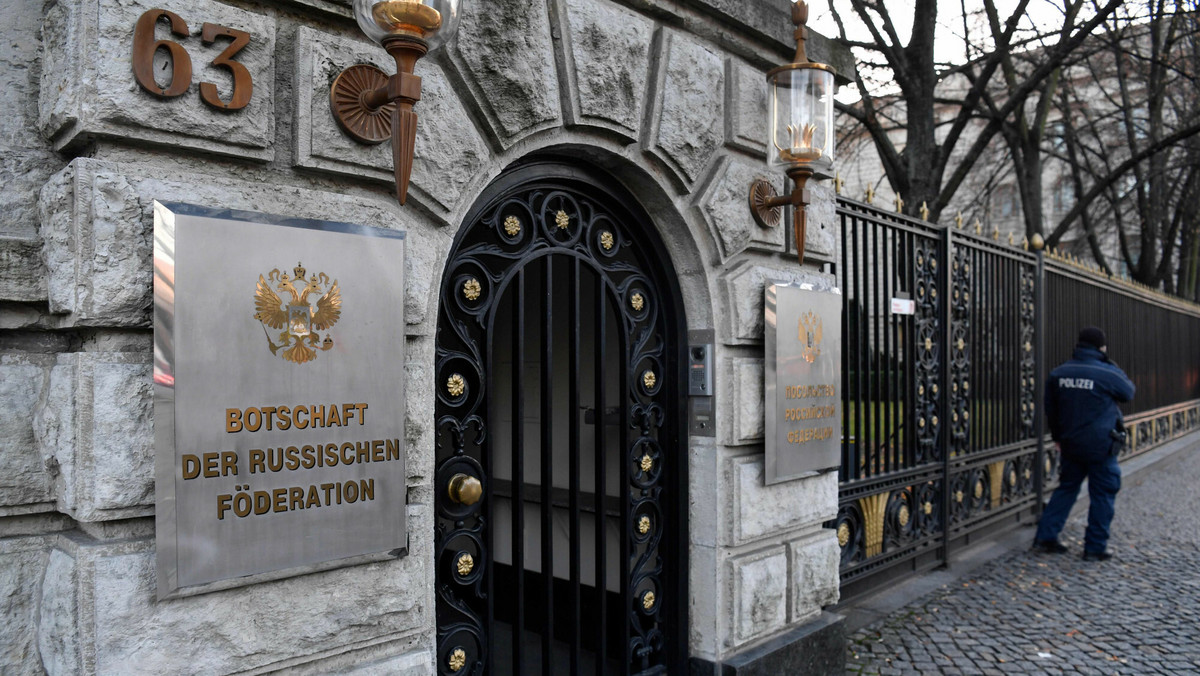 Decyzja zapadła po tym, jak w środę berliński sąd skazał na karę dożywotniego więzienia Wadima Krasikowa za zabójstwo czeczeńskiego dowódcy polowego Zelimchana Changoszwilego. Uznano, że za morderstwem stoją ludzie powiązani ze służbami specjalnymi Rosji. Moskwa zapowiedziała, że "działania Berlina nie pozostaną bez adekwatnej odpowiedzi".