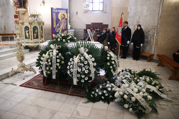 Andrychów, 05.12.2023. Uroczystości pogrzebowe 14-letniej Natalii w kościele pw. św. Macieja Apostoła w Andrychowie, 5 bm. Dziewczynka, mieszkająca w podandrychowskich Sułkowicach, we wtorek rano wyszła na lekcje. Około godziny 8 zatelefonowała do ojca, że źle się czuje. Nie była w stanie wskazać, gdzie się znajduje. Odnaleziona przez kolegę ojca pod jednym ze sklepów w centrum miasta skrajnie wyziębiona nastolatka trafiła karetką do szpitala w Wadowicach, a następnie do lecznicy w Krakowie. Jej życia nie udało się uratować. (sko) PAP/Łukasz Gągulski