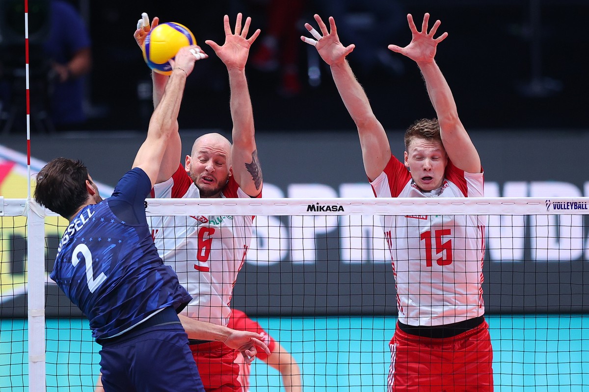Bartosz Kurek (C) i Jakub Kochanowski (P) oraz Aaron Russell (L) z USA podczas meczu ćwierćfinałowego mistrzostw świata siatkarzy w Gliwicach