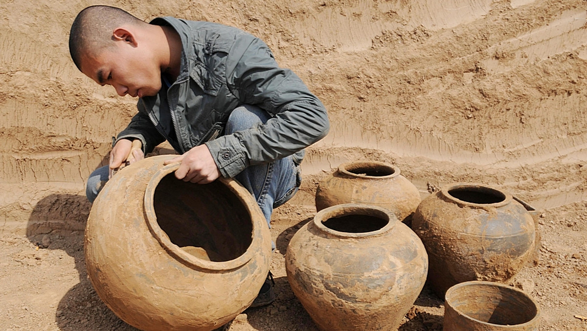 Miedziany dzban z winem sprzed około 2000 lat odkryli archeolodzy w Chinach, w jednym ze starożytnych grobowców - informuje serwis internetowy People’s Daily Online.