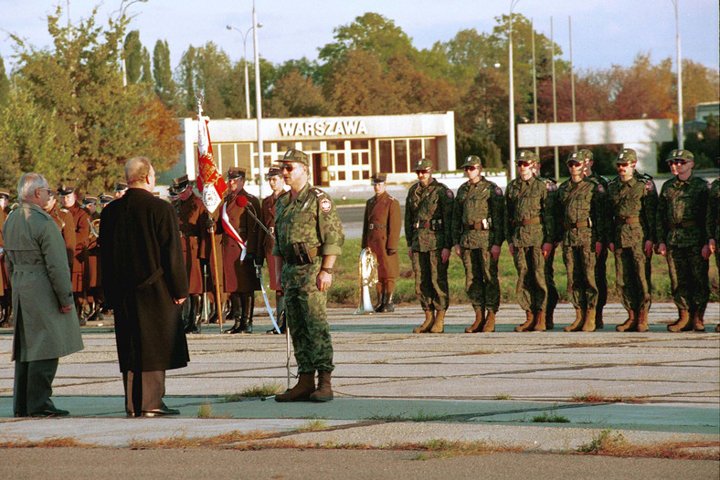 Pożegnanie polskich komandosów z Grupy Reagowania Operacyjno-Mobilnego (GROM) na lotnisku wojskowym Okęcie (Warszawa, 1994 r.)