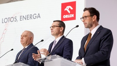 Konferencja prasowa PKN Orlen. Od prawej stoją: Daniel Obajtek,   prezes Orlenu, premier Mateusz Morawiecki oraz minister aktywów państwowych Jacek Sasin, Warszawa, lipiec 2020 r.