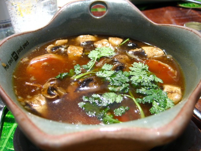 Tom Yum - to zupa wywodząca się z Tajlandii. Bardzo ostra, przygotowana na bazie bulionu, podawana z krewetkami lub kurczakiem, grzybami, trawą cytrynową i chilli. Fot.flickr/adactio