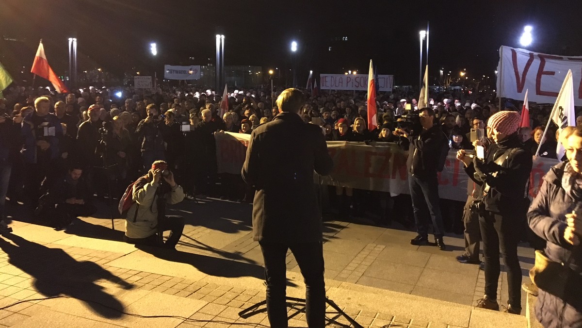 Ponad tysiąc osób wzięło udział we wrocławskim proteście w obronie wolnych sądów, wolnych wyborów i wolnej Polski. Uczestnicy manifestacji najpierw zebrali się pod Sądem Rejonowym, a następnie przeszli na plac Wolności. Podobne pikiety odbyły się dziś w ponad 100 miastach w kraju.